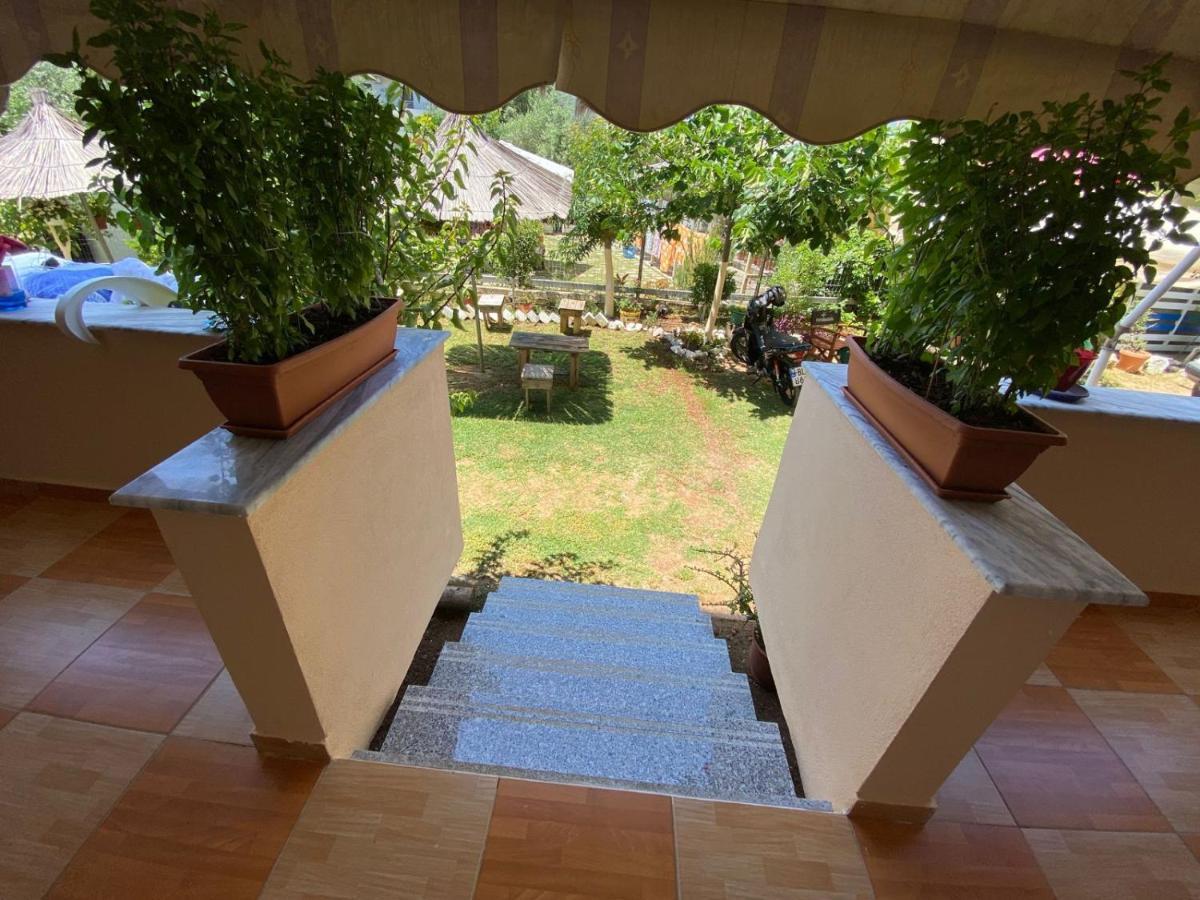 Areti Rooms Hotel Himare Bagian luar foto