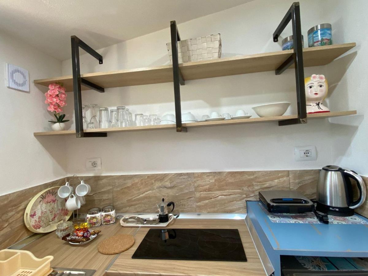 Areti Rooms Hotel Himare Bagian luar foto