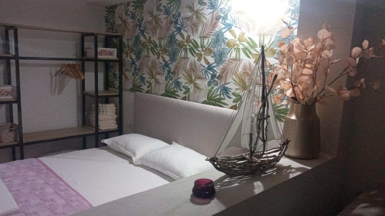 Areti Rooms Hotel Himare Bagian luar foto