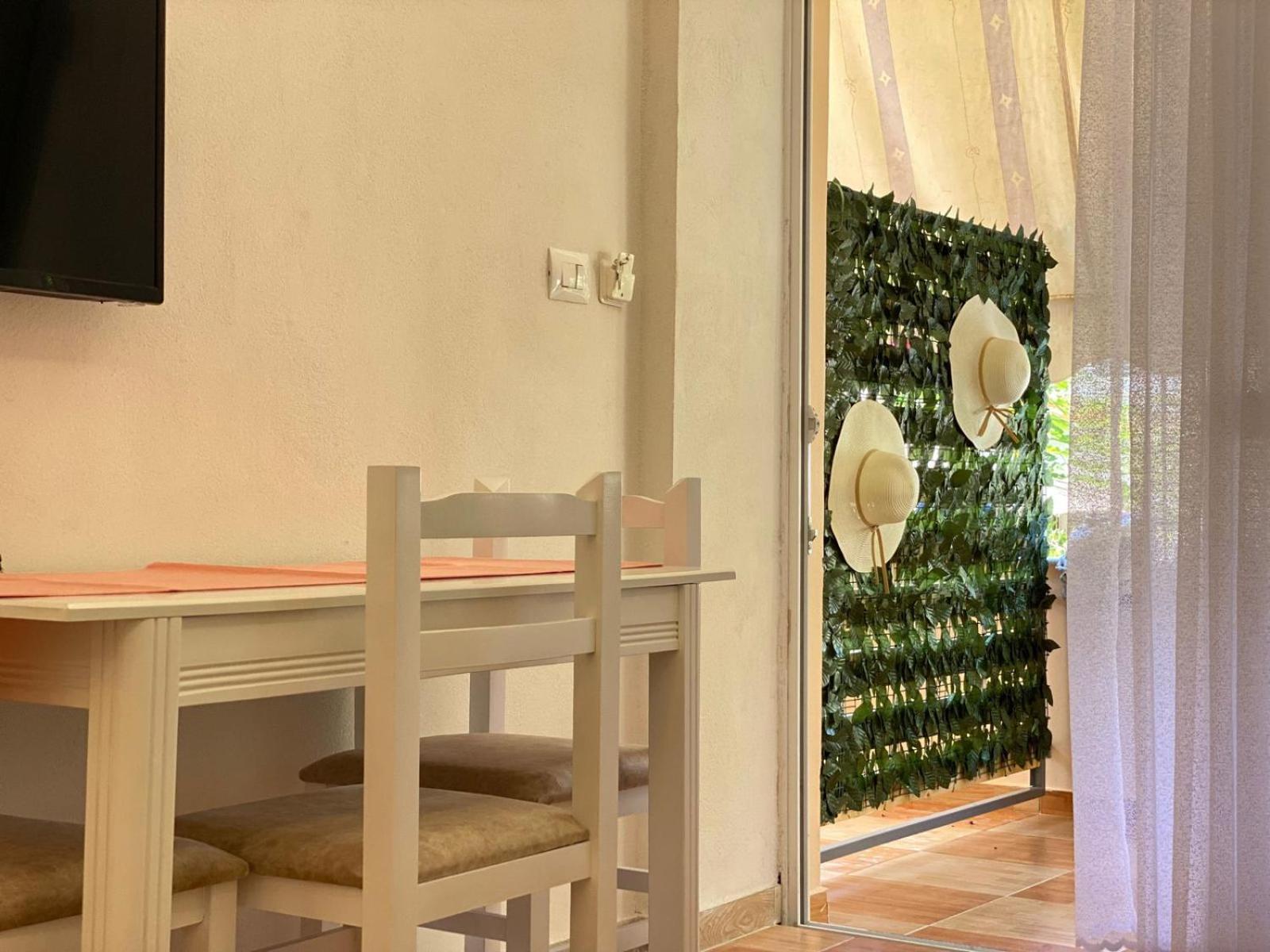 Areti Rooms Hotel Himare Bagian luar foto