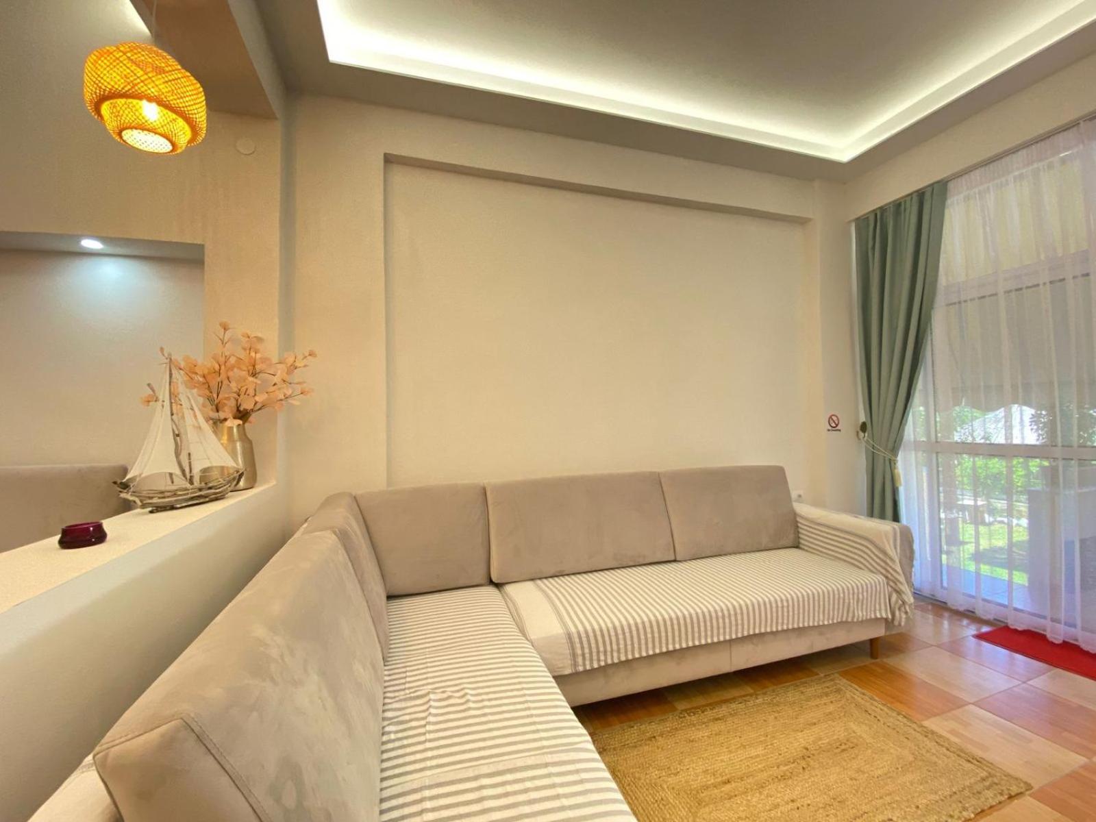 Areti Rooms Hotel Himare Bagian luar foto