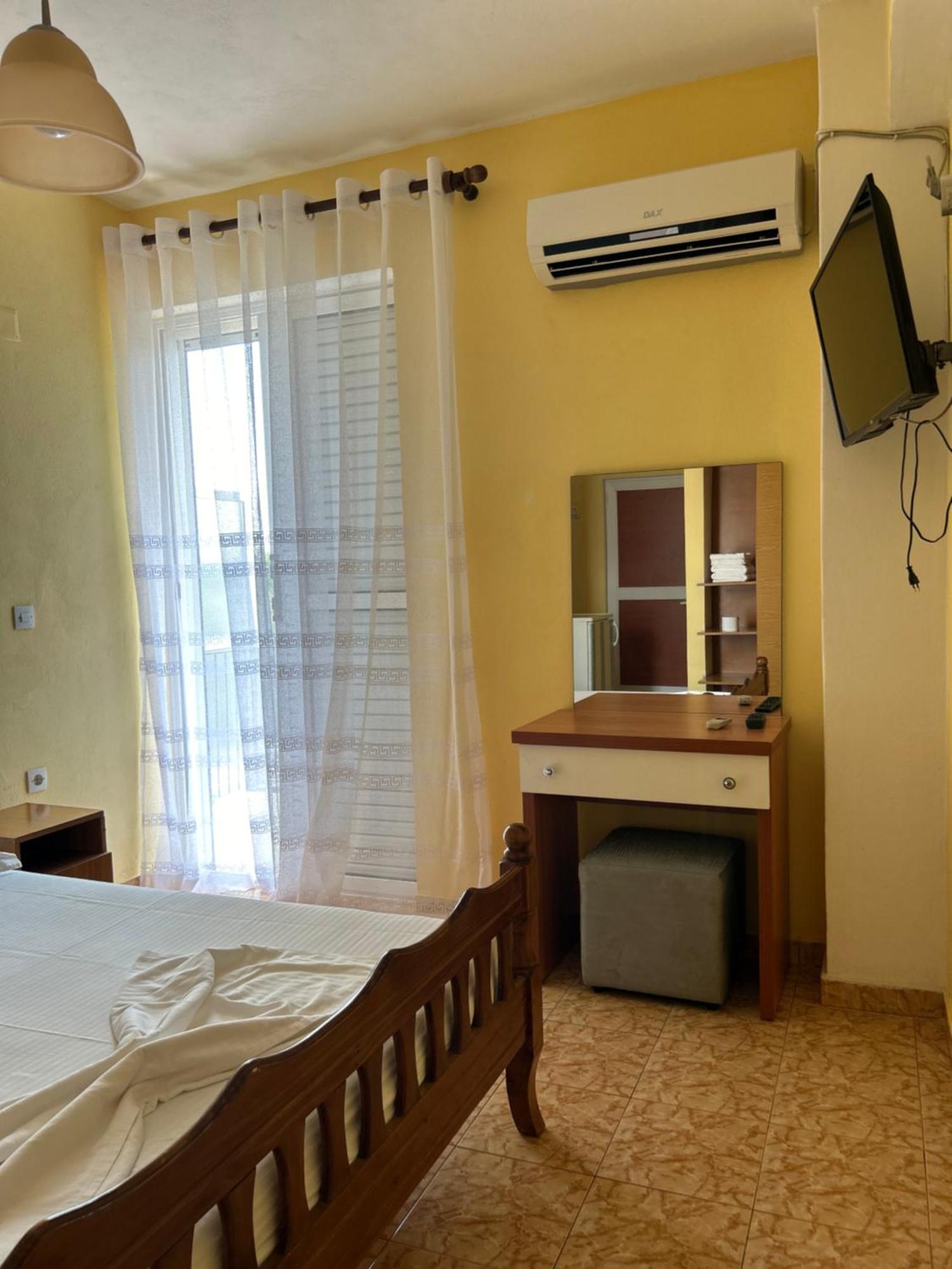 Areti Rooms Hotel Himare Bagian luar foto