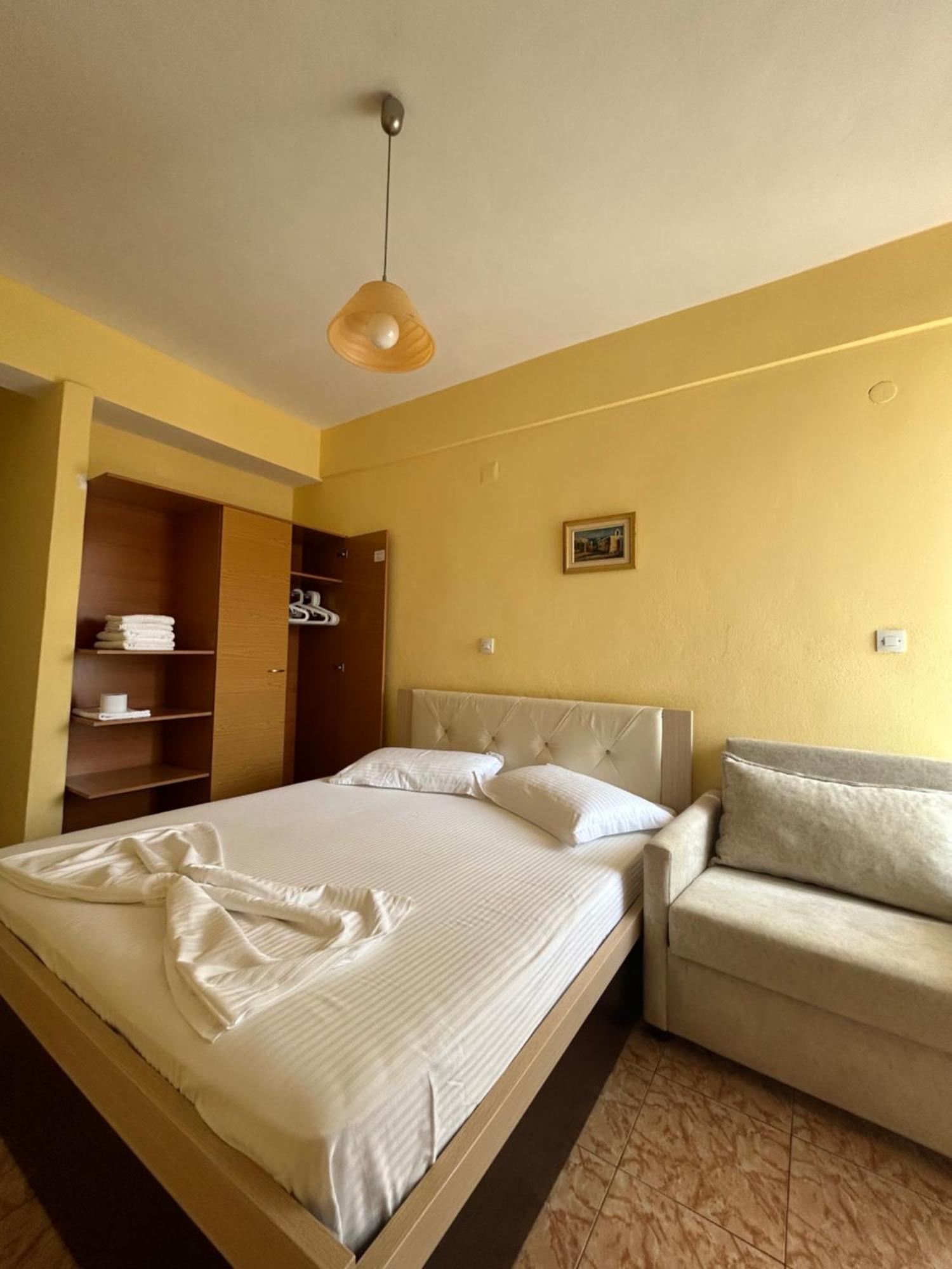 Areti Rooms Hotel Himare Bagian luar foto