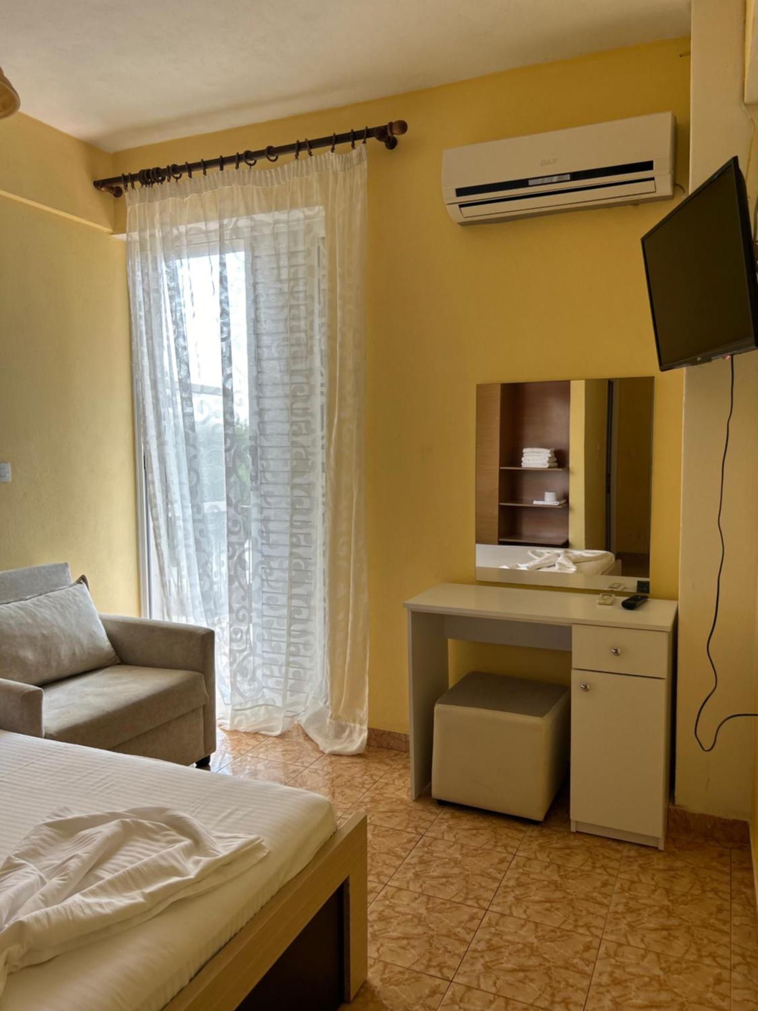 Areti Rooms Hotel Himare Bagian luar foto
