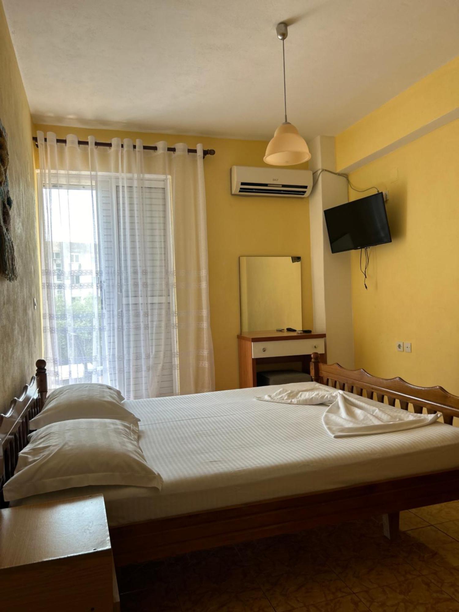 Areti Rooms Hotel Himare Bagian luar foto