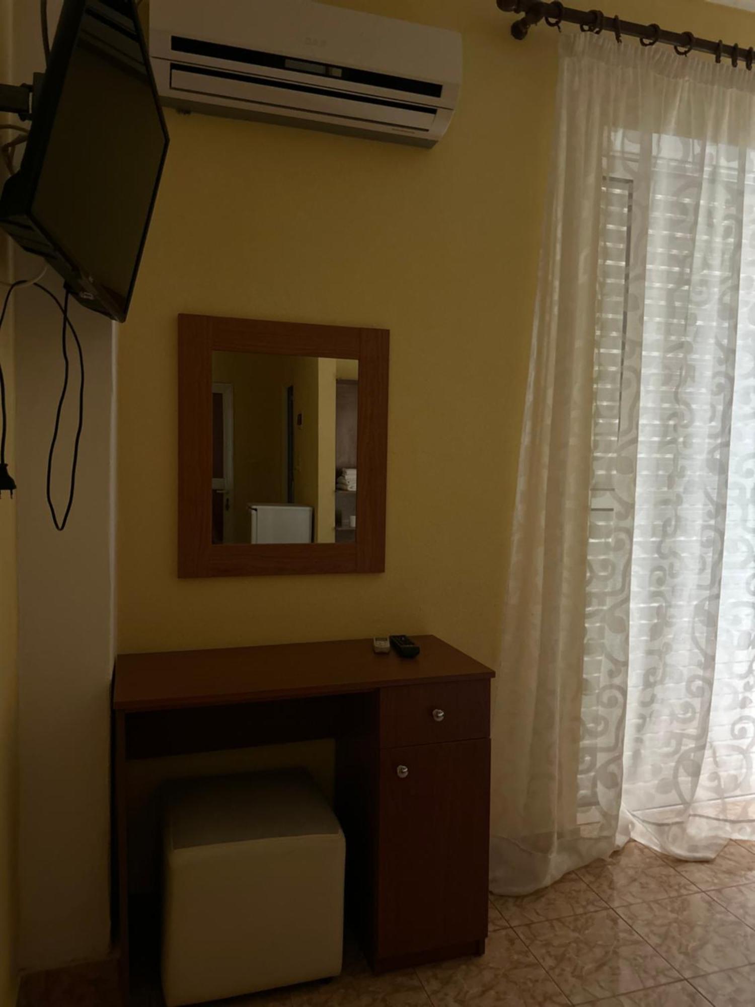 Areti Rooms Hotel Himare Bagian luar foto