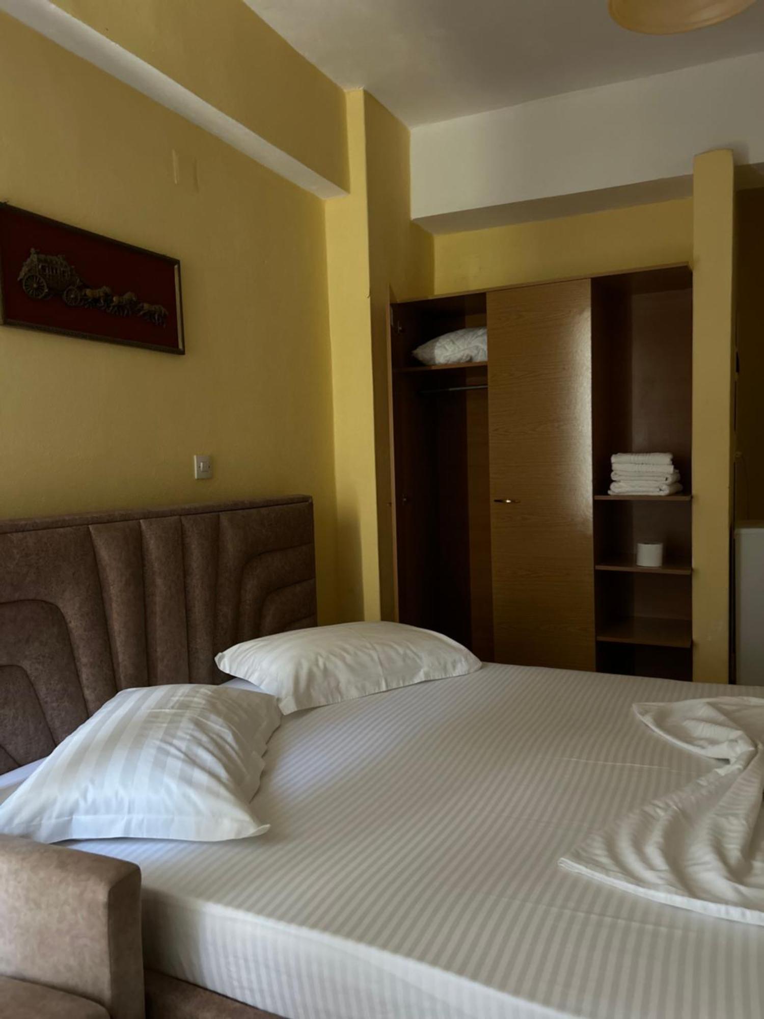 Areti Rooms Hotel Himare Bagian luar foto