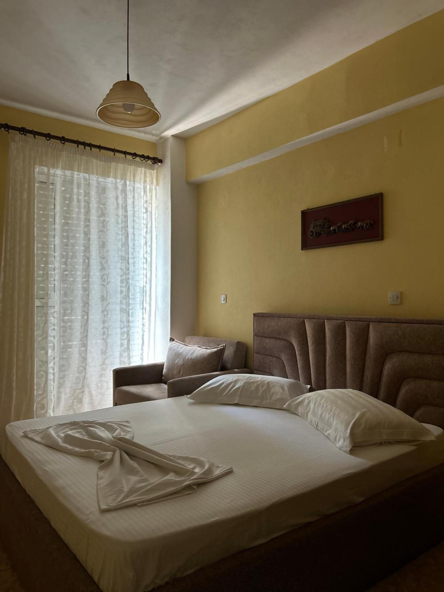 Areti Rooms Hotel Himare Bagian luar foto