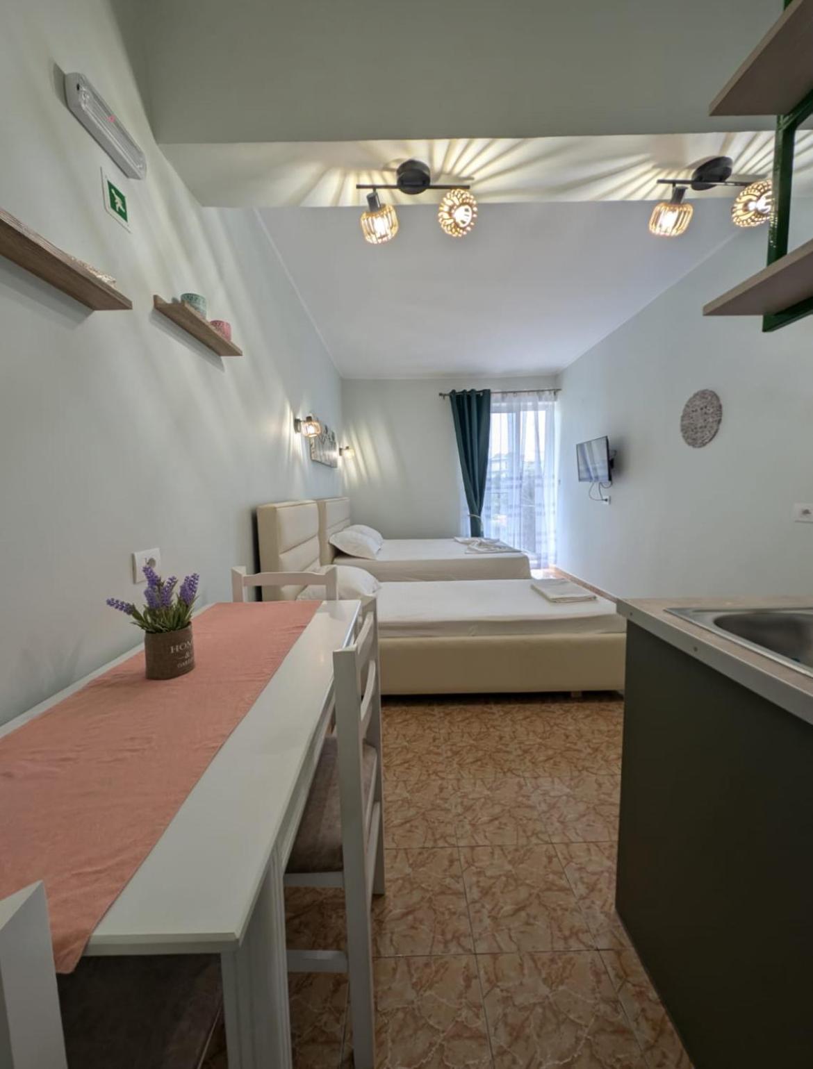 Areti Rooms Hotel Himare Bagian luar foto