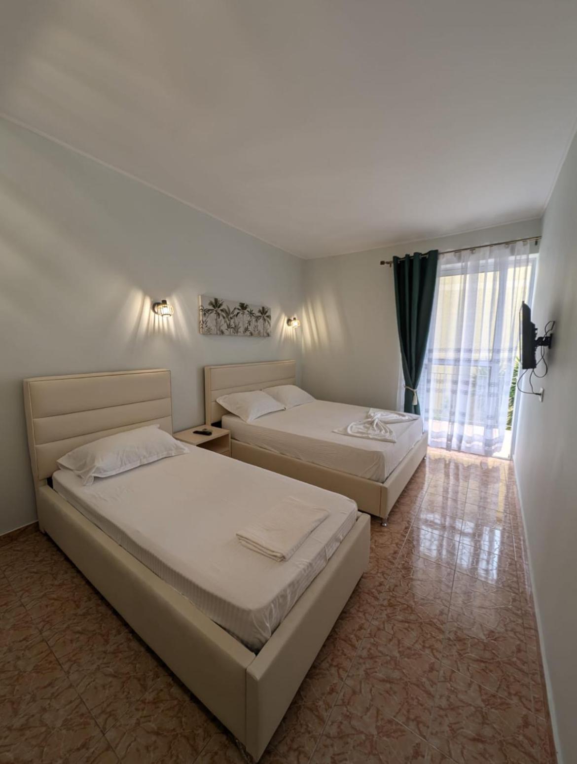 Areti Rooms Hotel Himare Bagian luar foto